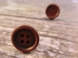 Preview: Schlichte braune Holzknopf Ohrstecker Natur Button